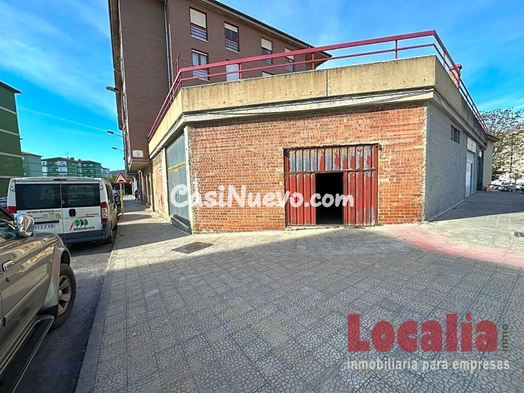 Local comercial con dos entradas en Torrelavega.