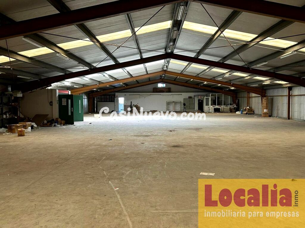 Excelente nave de 2300 metros en Barros.