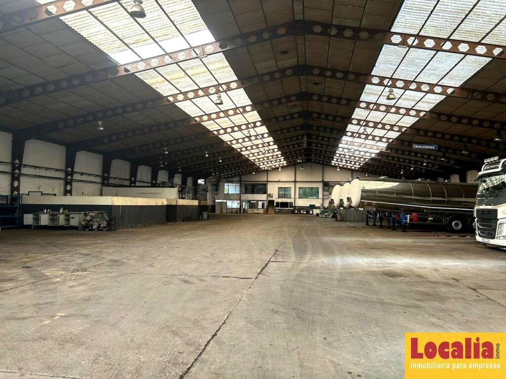 Estupenda nave de 3000 m² con campa. Reocin - foto 3