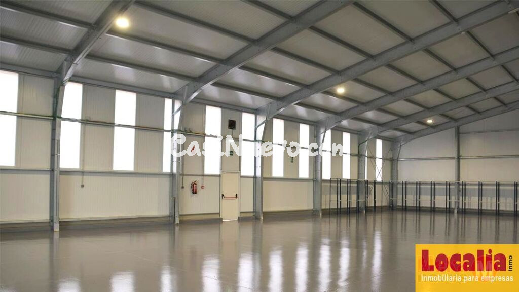 Estupenda y amplia nave en alquiler en Santander.
