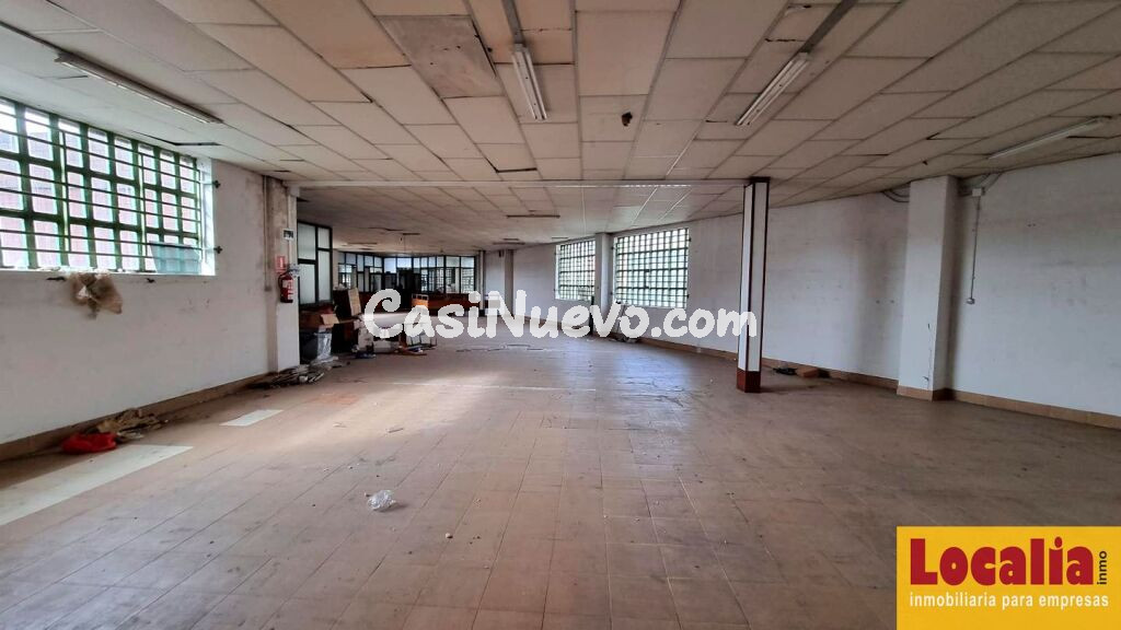 Extensa nave industrial con parking en Santander.