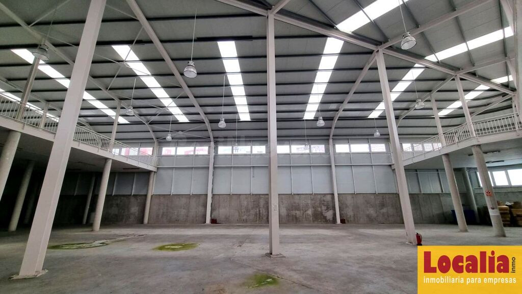 Extensa nave industrial con parking en Santander.
