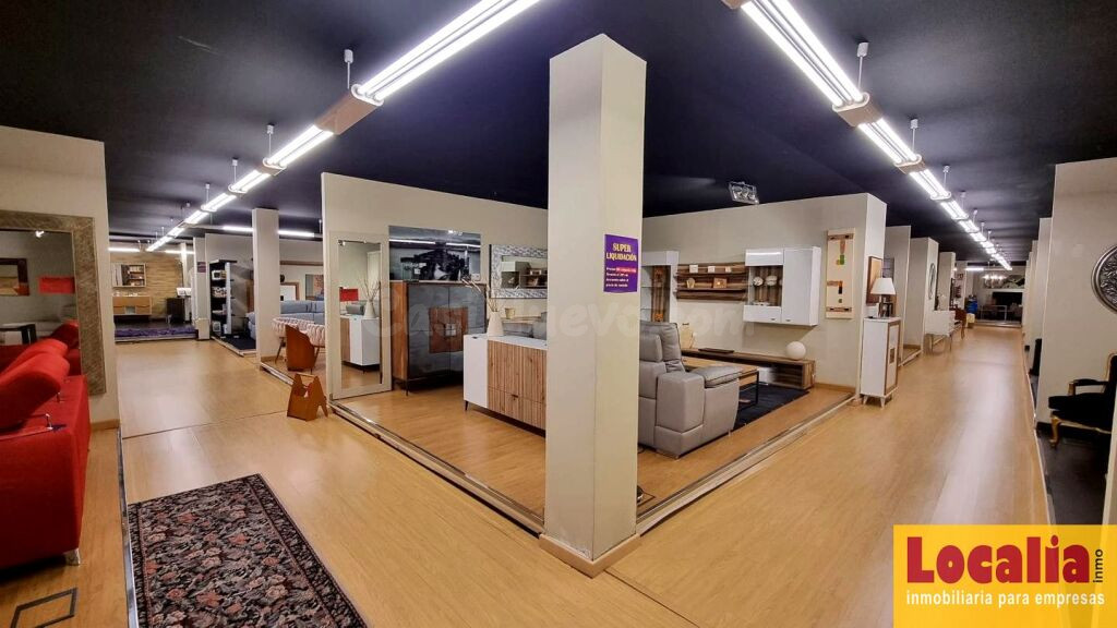 Alquiler de extensa nave comercial en Santander