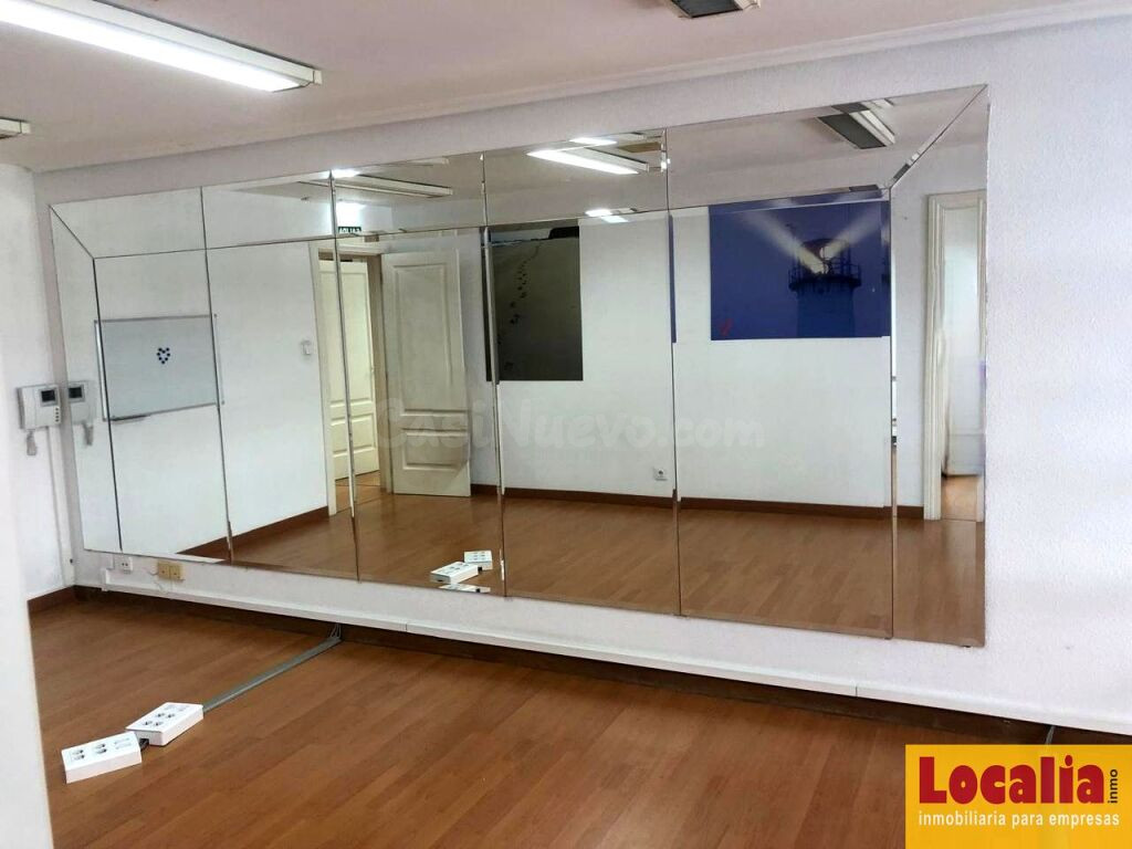 Céntrico local para reconvertir en Torrelavega.