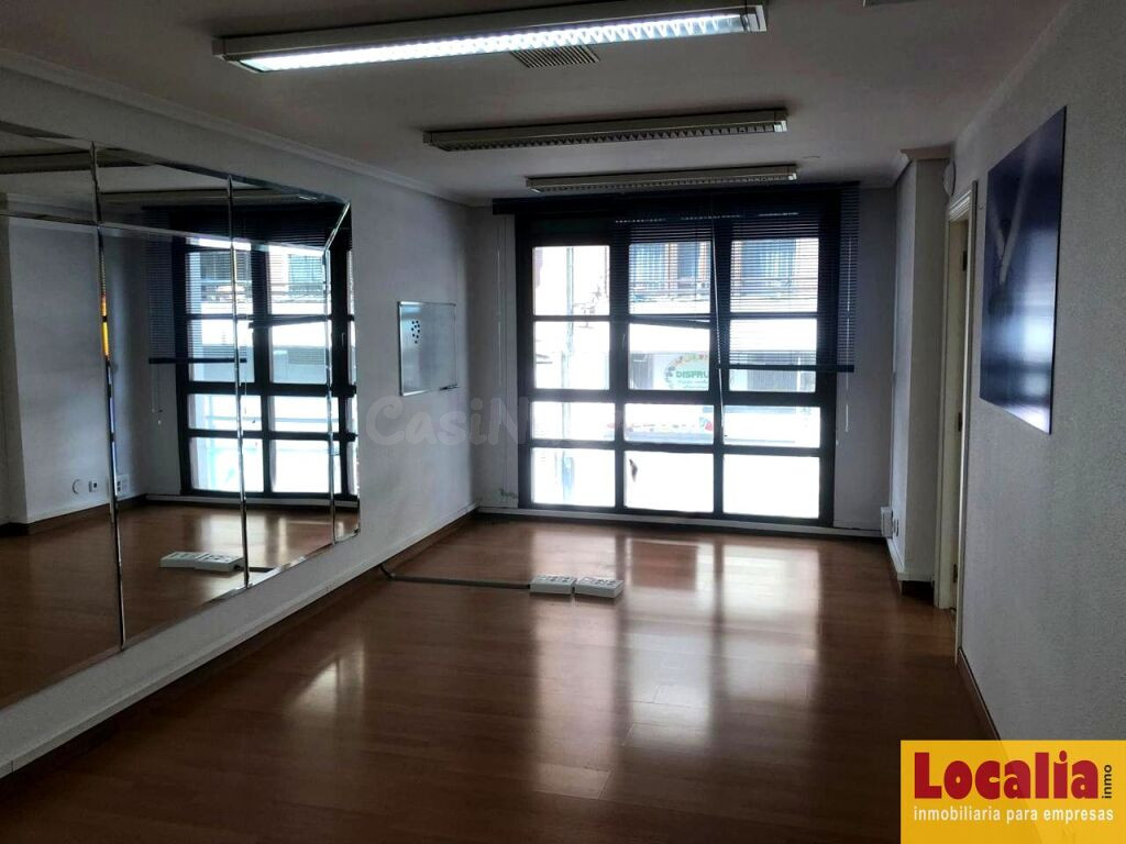 Céntrico local para reconvertir en Torrelavega. - foto 4