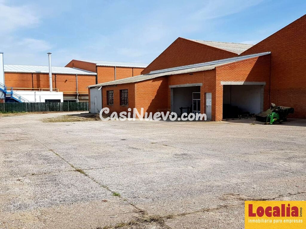 Extensa nave con campa de 8 mil metros, Palencia.