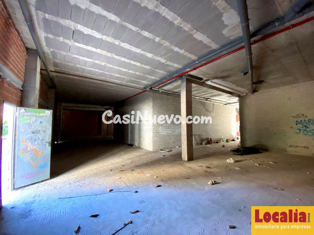 Amplio local comercial en bruto, Torrelavega.