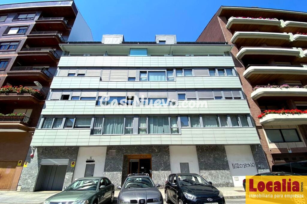 Amplio local comercial en bruto, Torrelavega.