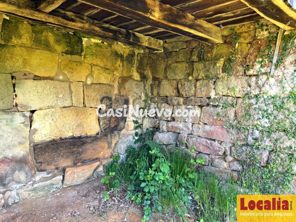 Cabañas en valles pasiegos cerca del río