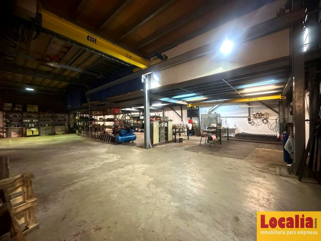 Nave industrial con oficinas en Santander 822m² - foto 2