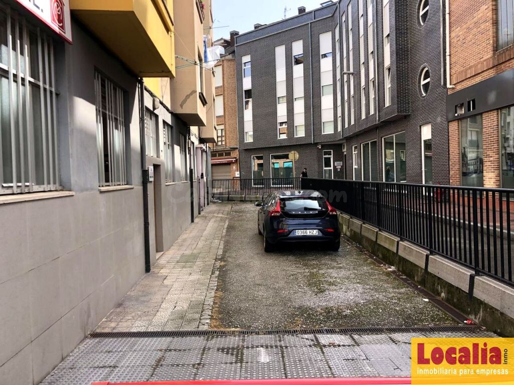 Versátil oficina con almacén y garaje en Torrelavega
