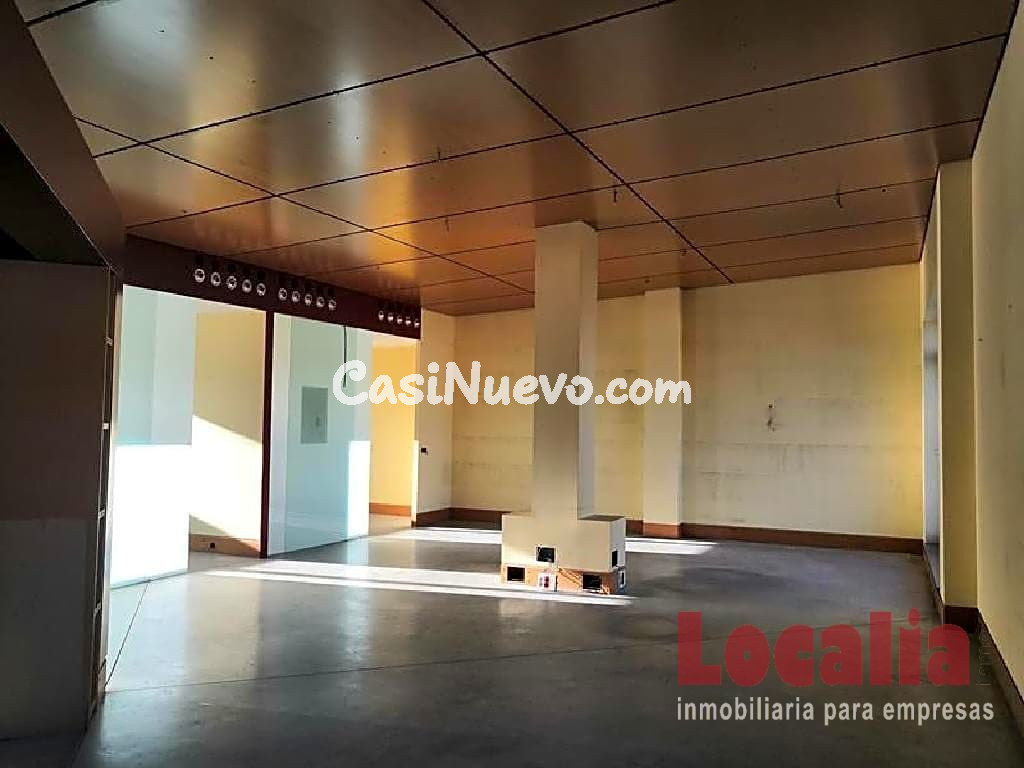 Local comercial en Centro Empresarial, Santander.