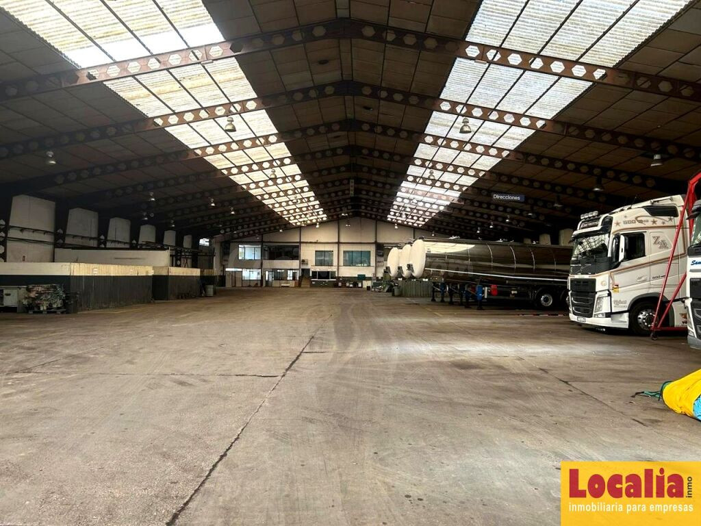 Nave de 3000 m² con campa y oficinas - foto 3