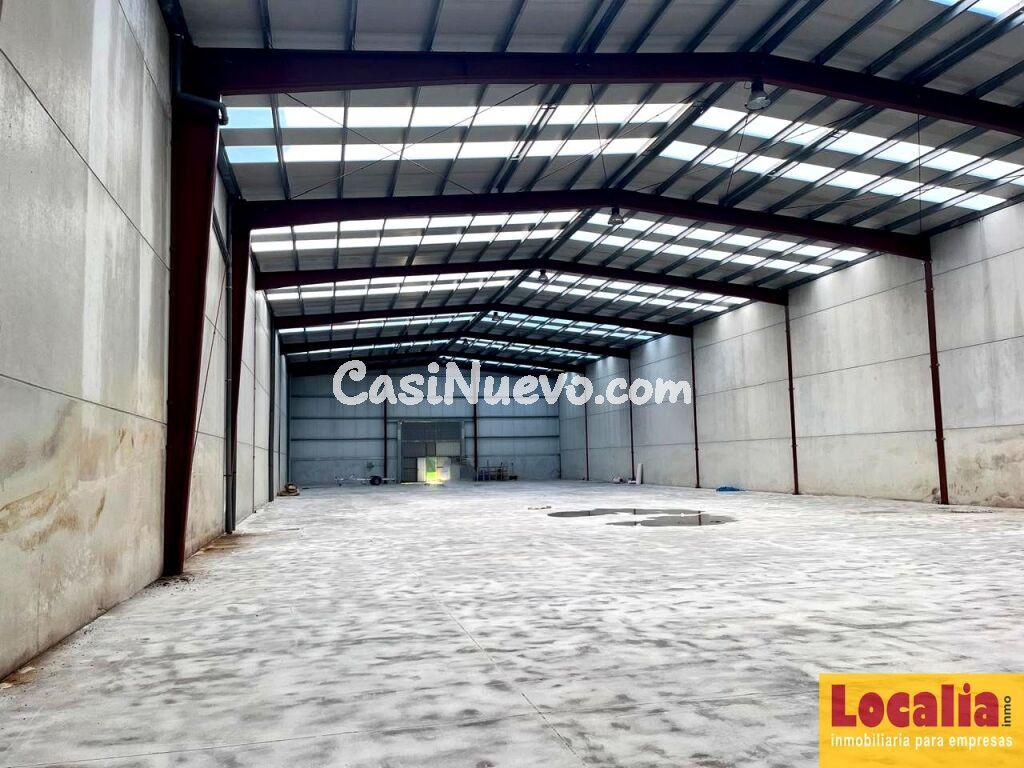 Extensa nave industrial en Corrales de Buelna