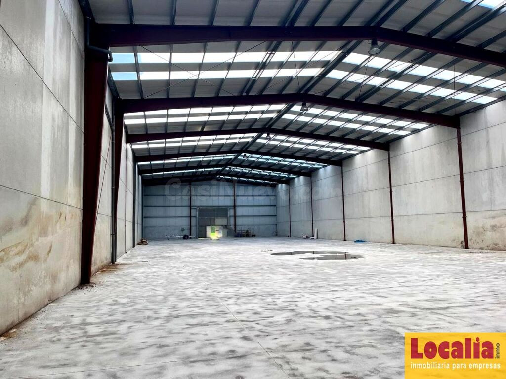 Extensa nave industrial en Corrales de Buelna