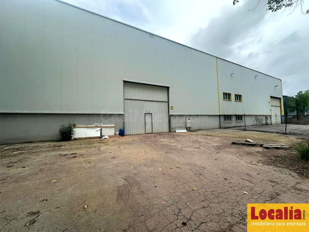 Extensa nave industrial en Corrales de Buelna - foto 2