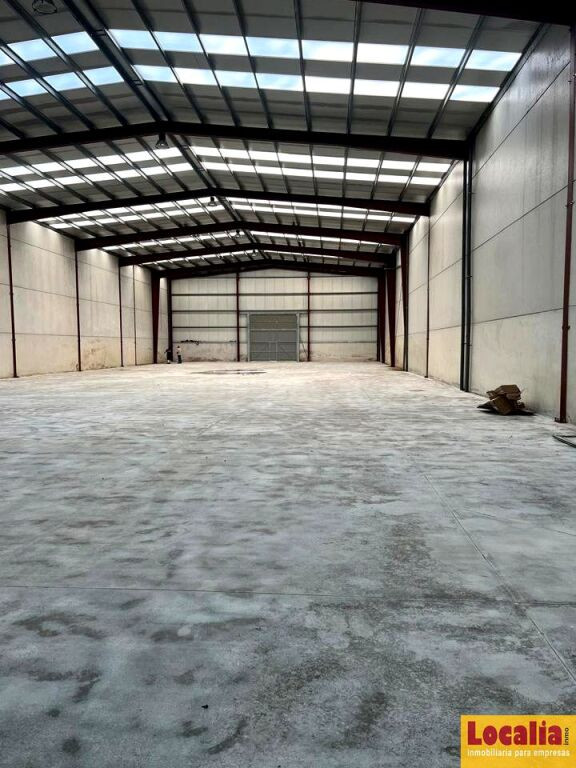 Extensa nave industrial en Corrales de Buelna - foto 3