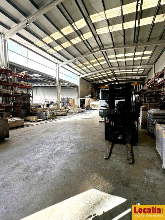 Extensa nave industrial en Corrales de Buelna - foto 4