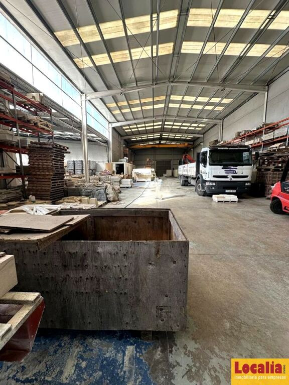 Extensa nave industrial en Corrales de Buelna - foto 5
