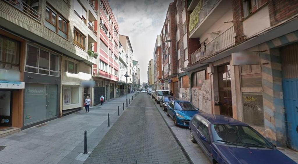 Edificio comercial en Torrelavega - foto 2