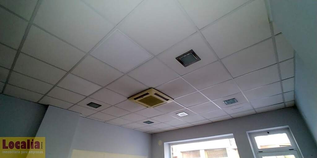 Amplio local para tus oficinas en el centro de Torrelavega - foto 2