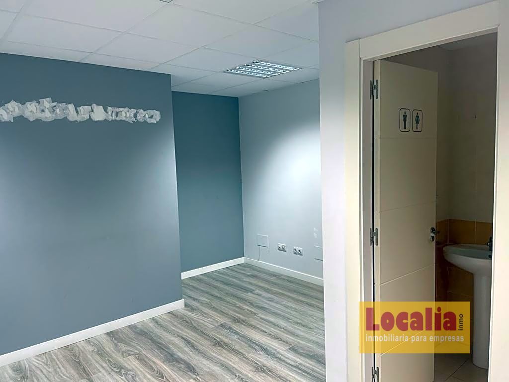 Oficina en edificio profesional en Torrelavega - foto 3