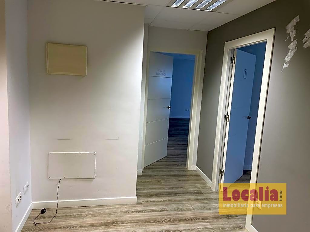 Oficina en edificio profesional en Torrelavega - foto 4