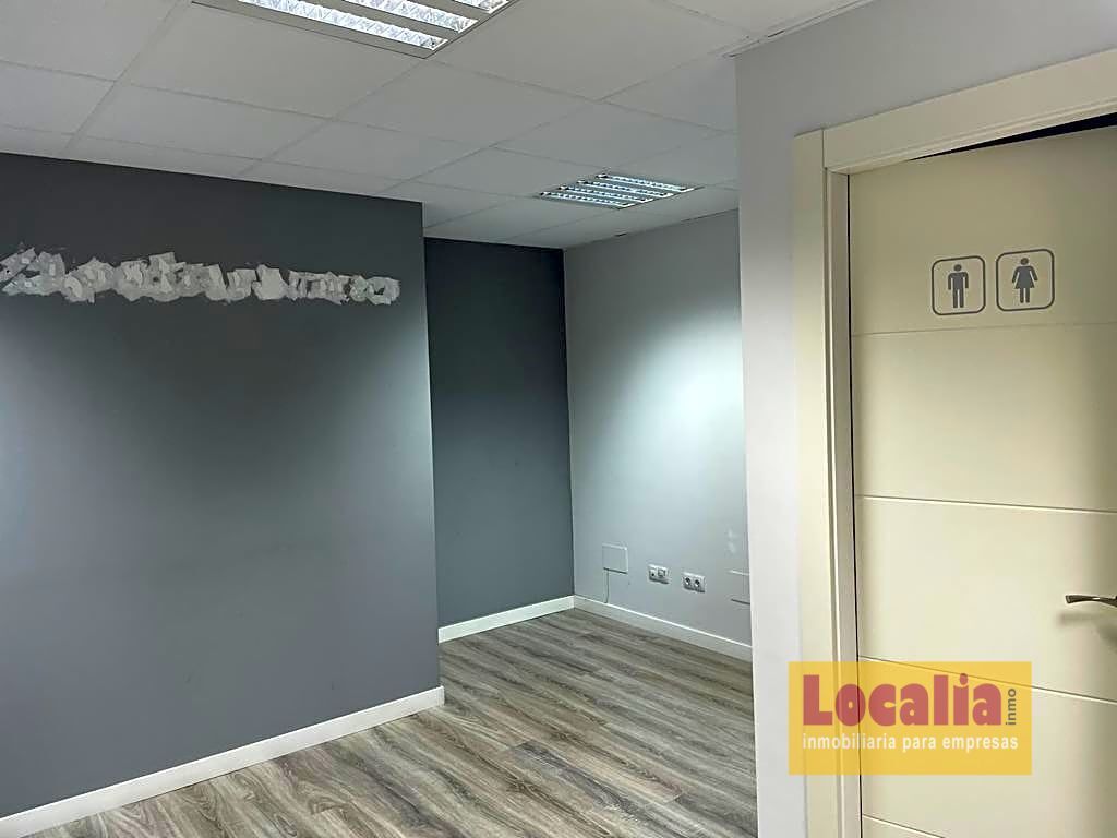 Oficina en edificio profesional en Torrelavega - foto 5