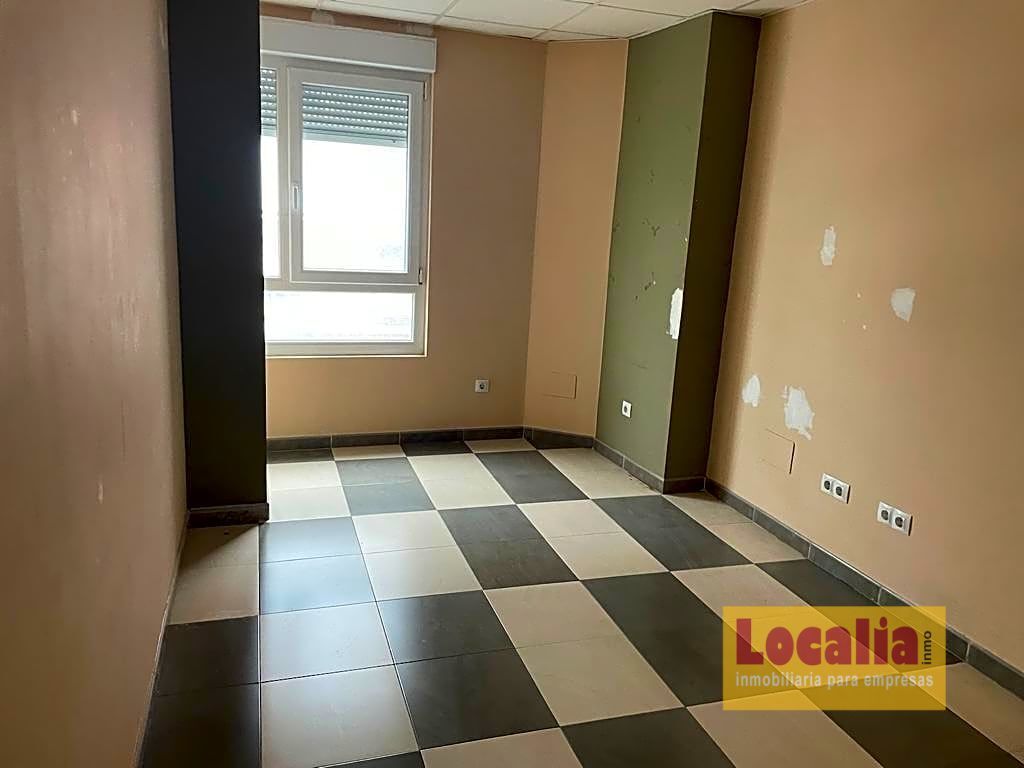 Oficina en edificio profesional en Torrelavega - foto 2