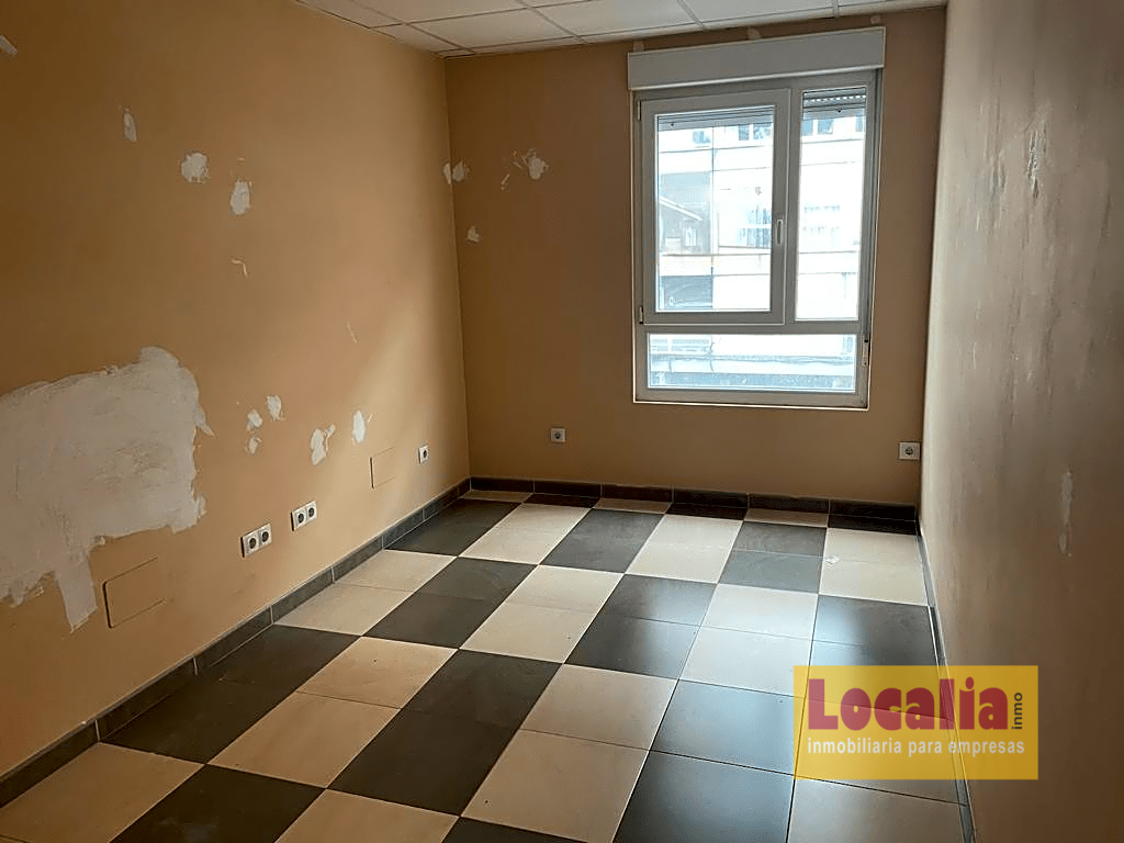 Oficina en edificio profesional en Torrelavega - foto 4