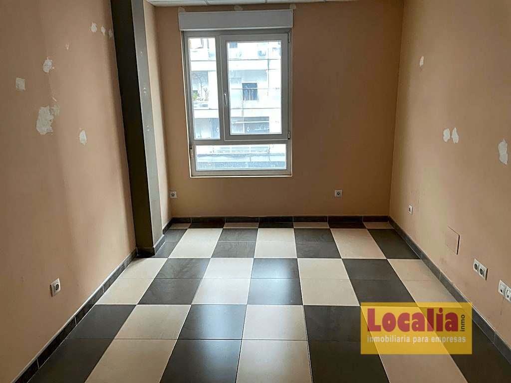 Oficina en edificio profesional en Torrelavega - foto 5