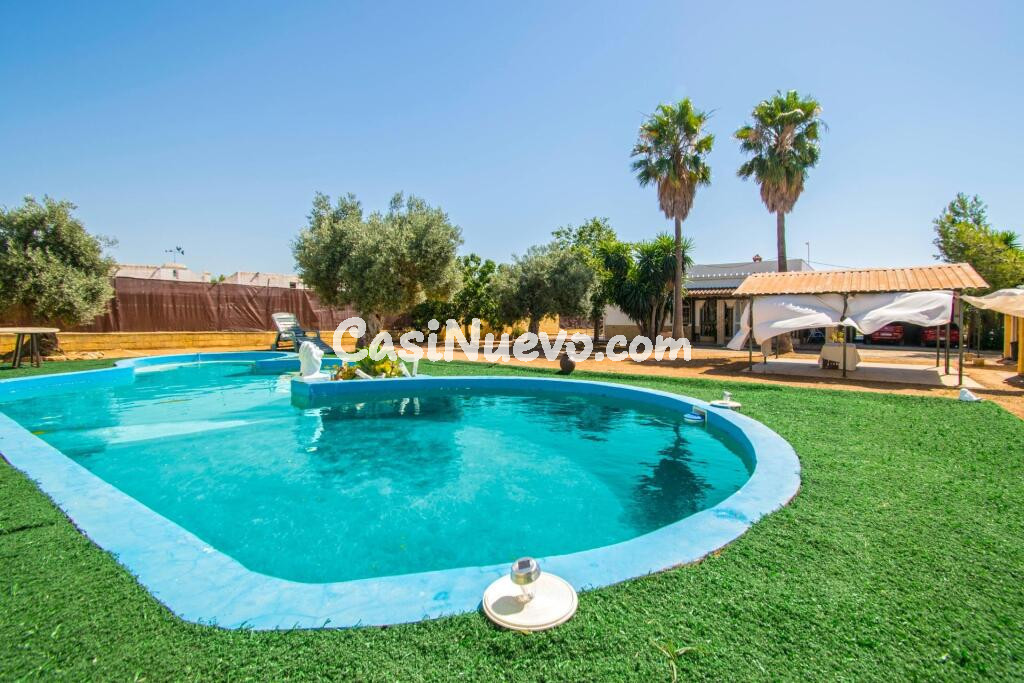 Gran chalet independiente en Utrera en urbanización Casablanca, suelo rústico!!