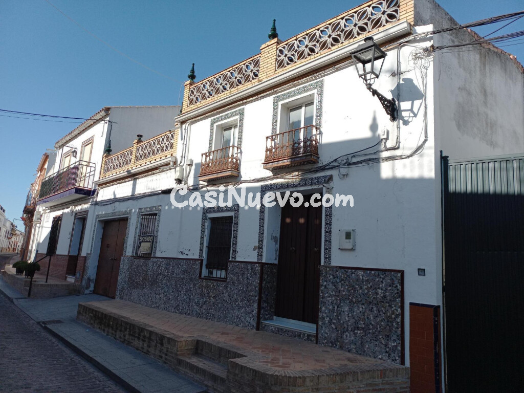 Casa con terreno en venta en el centro de Salteras