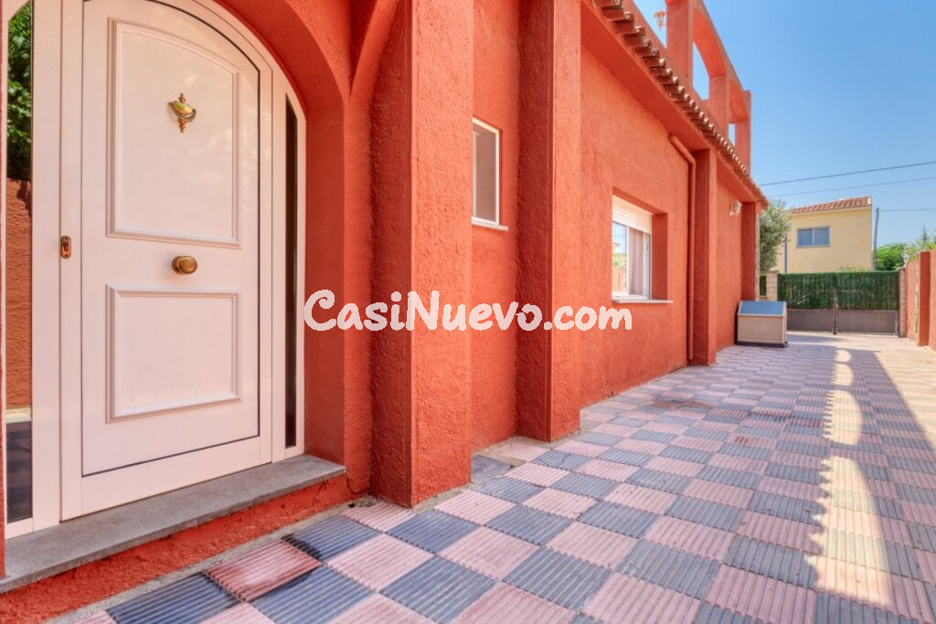 Casa Unifamiliar con piscina, con 369 m2 construidos sobre parcela de 500 m2.