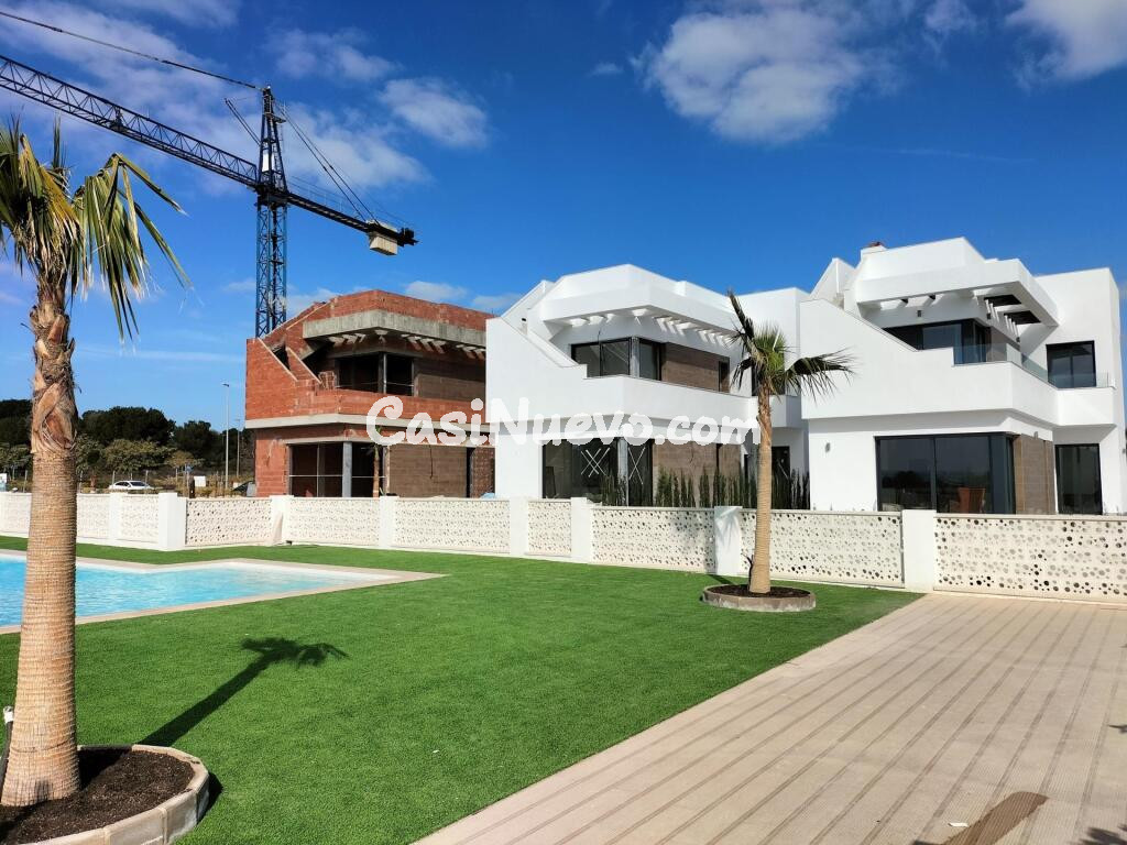VILLAS DE OBRA NUEVA EN PILAR DE LA HORADADA EN EL CAMPO DE GOLF