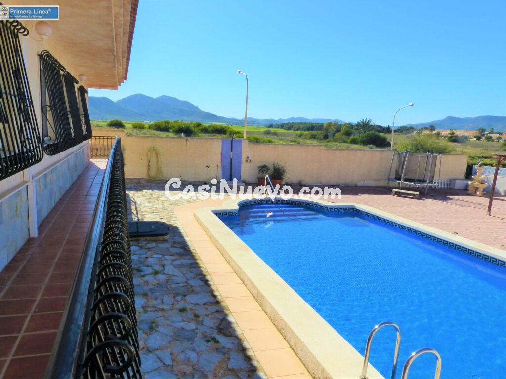 Venta de chalet de 816 m2 de parcela y piscina en Mar de Cristal