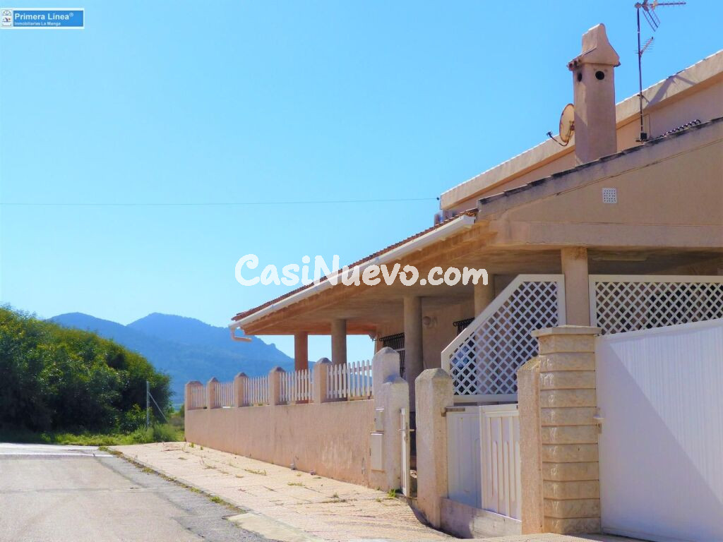 Venta de chalet de 816 m2 de parcela y piscina en Mar de Cristal