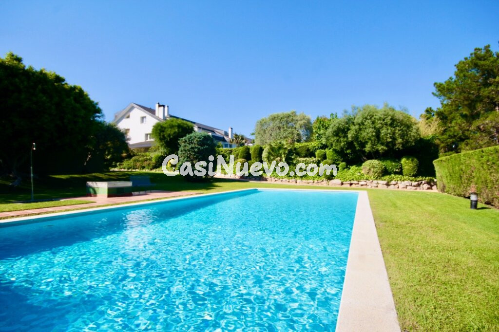Casa en Pedralbes con vistas al mar, de 650m2aprox.,jardín privado y zona comunitaria con piscina.