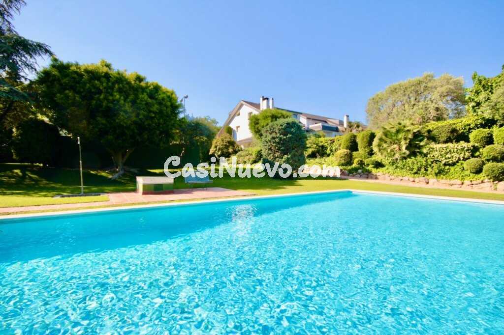 Casa en Pedralbes con vistas al mar, de 650m2aprox.,jardín privado y zona comunitaria con piscina.