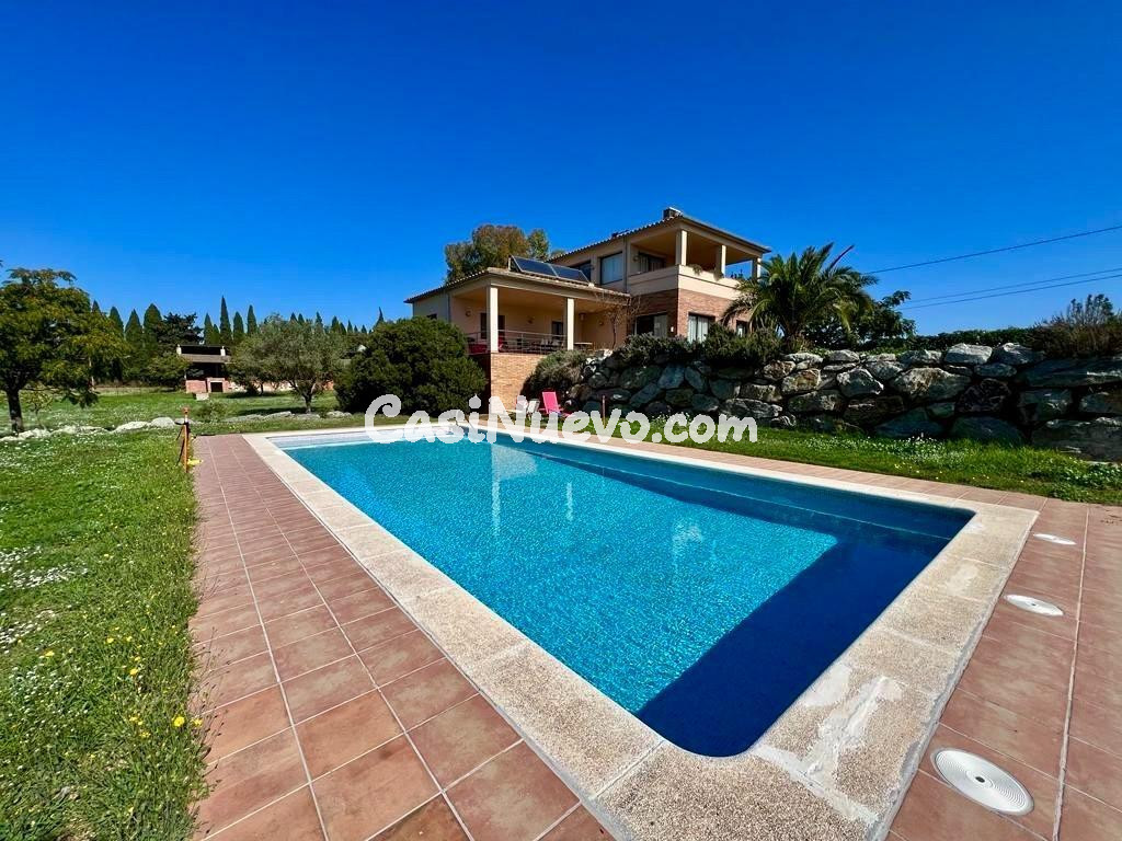 Casa unifamiliar con gran terreno muy cerca de Figueres