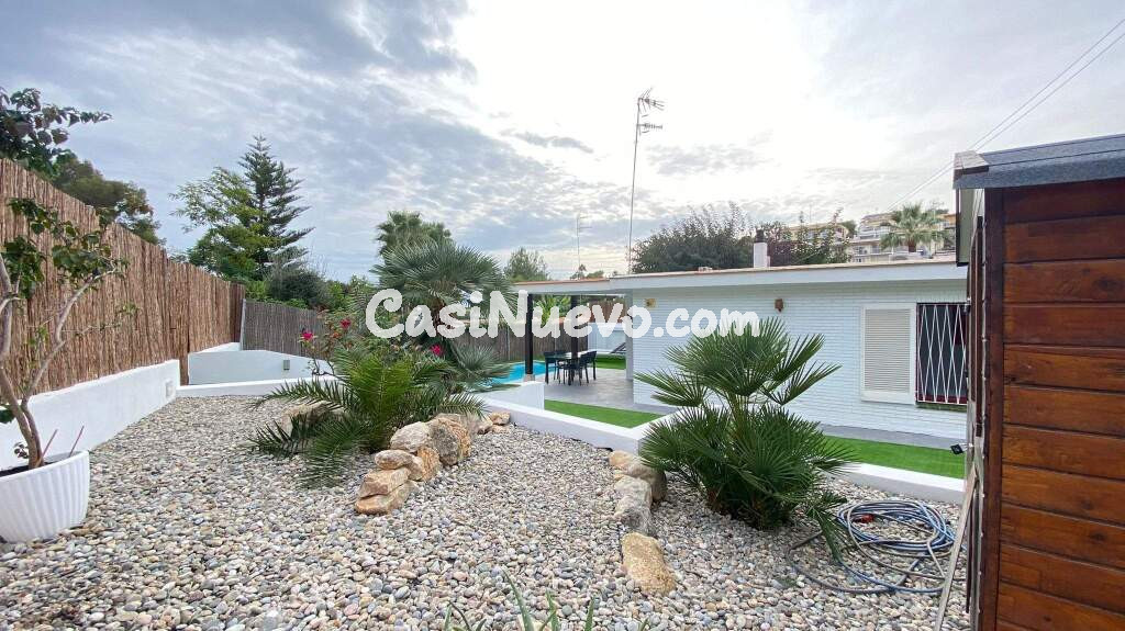 Preciosa casita con jardín y piscina privados en Vallpineda