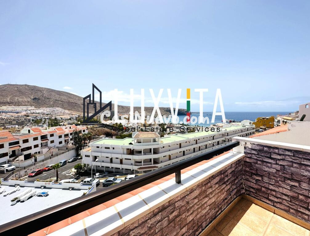 DOS APARTAMENTOS EN UNO CON TRES DORMITORIOS, DOS TERRAZAS Y VISTAS AL MAR EN LOS CRISTIANOS