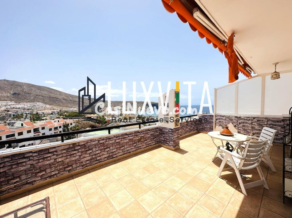 DOS APARTAMENTOS EN UNO CON TRES DORMITORIOS, DOS TERRAZAS Y VISTAS AL MAR EN LOS CRISTIANOS