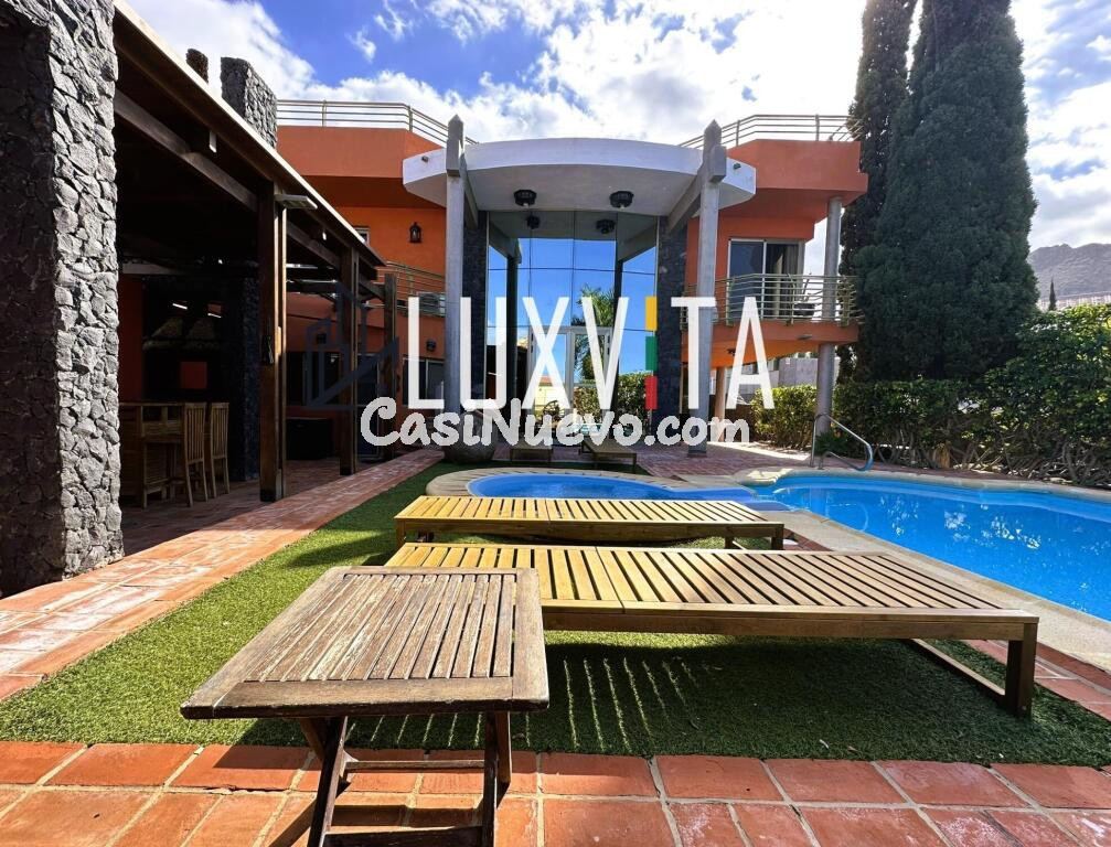 Exclusiva villa de lujo en El Madroñal – Tu oasis privado en Tenerife Sur con piscina y vistas de en