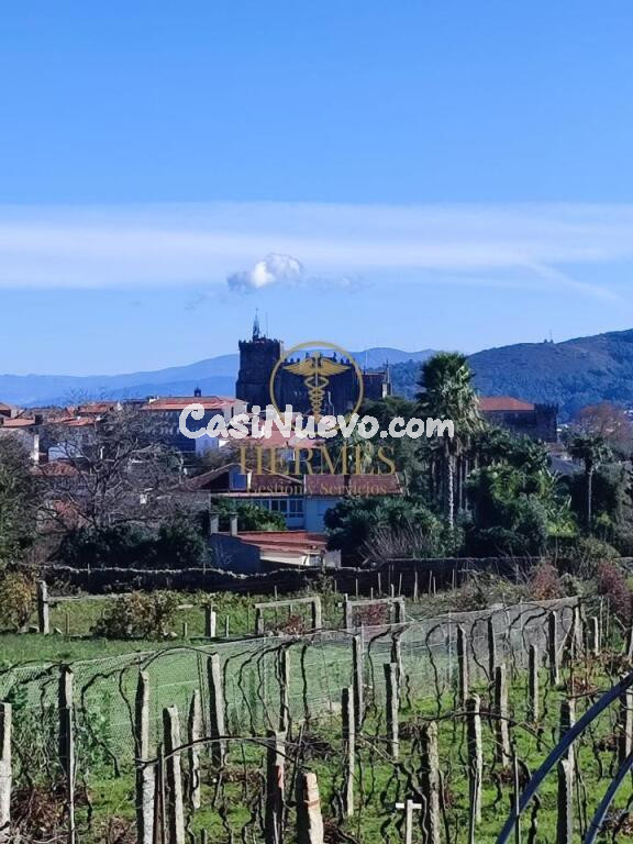 Solar en venta, a un paso de Tui centro.