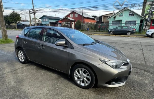 toyota auris en excelente estado