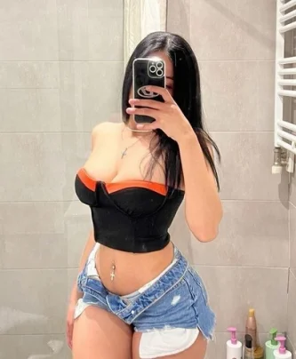 _ Latina caliente con unas bellas curvas _