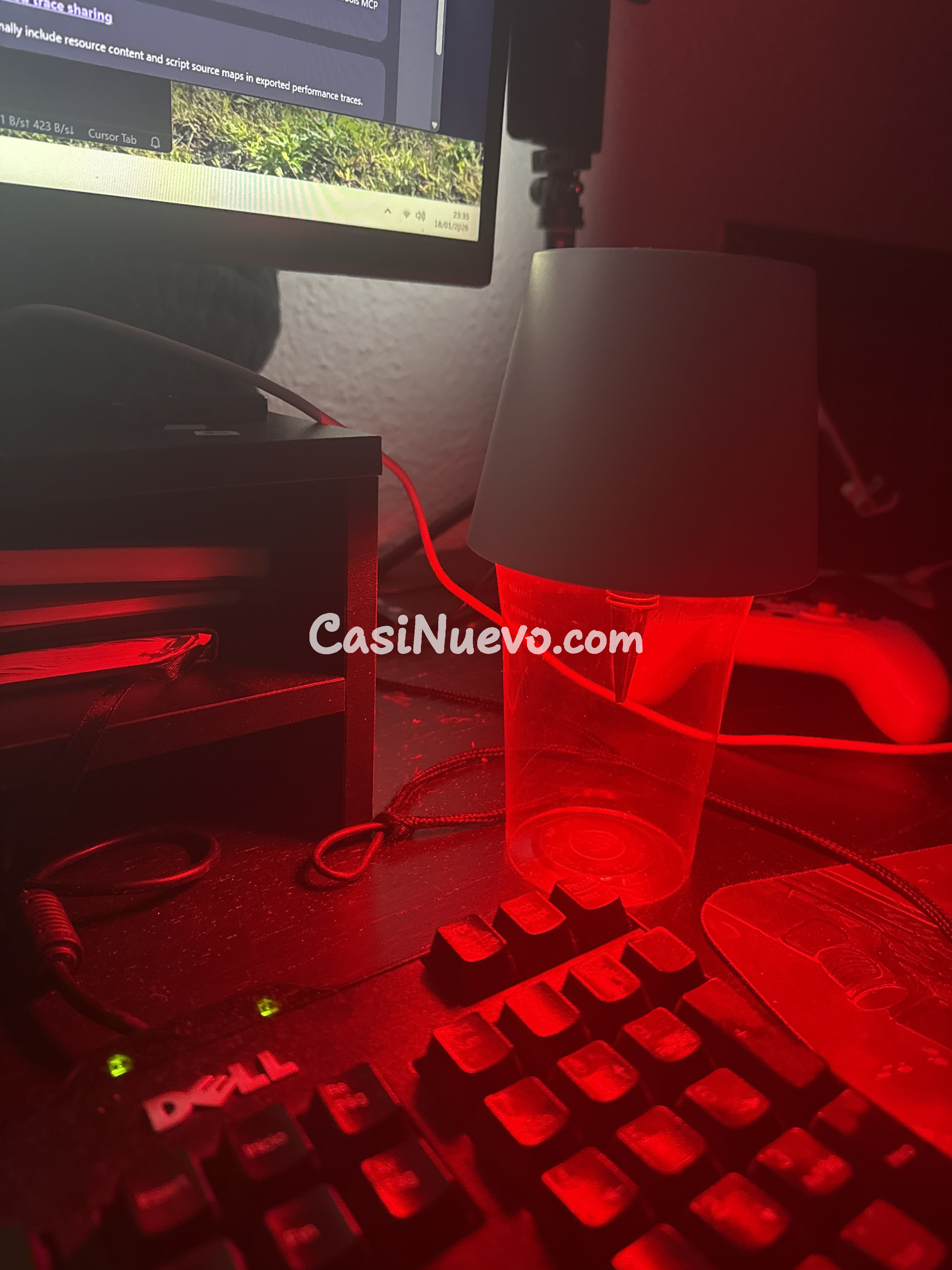 Lmpara LED roja con diseo moderno