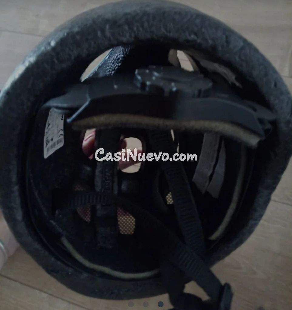 Casco infantil azul con dibujos de animales