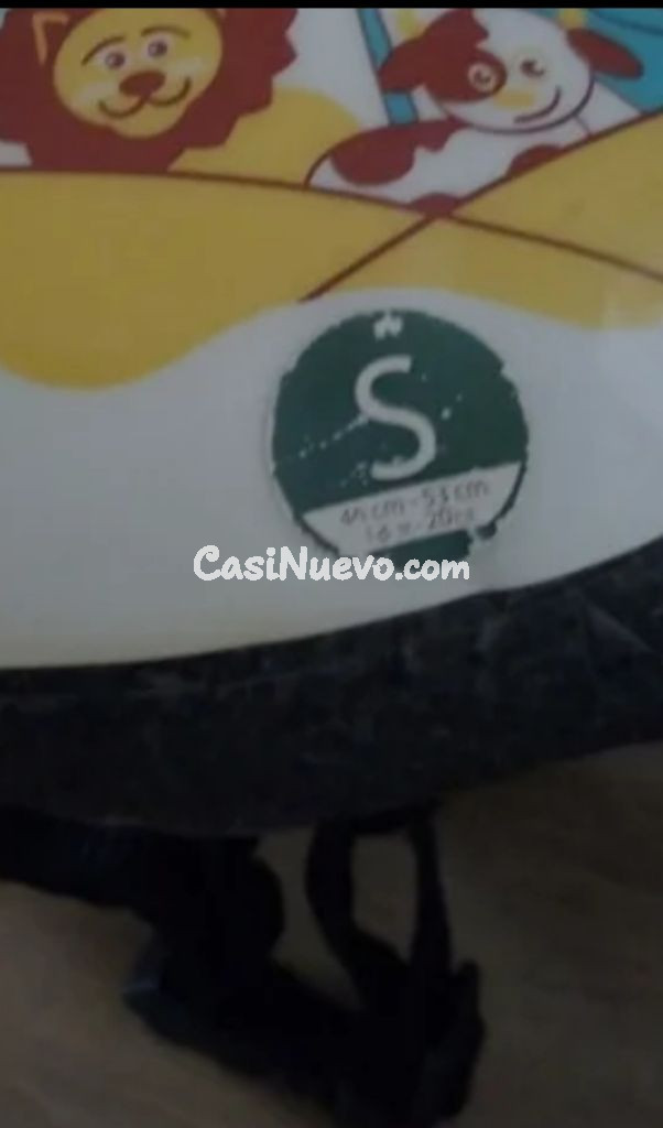 Casco infantil azul con dibujos de animales